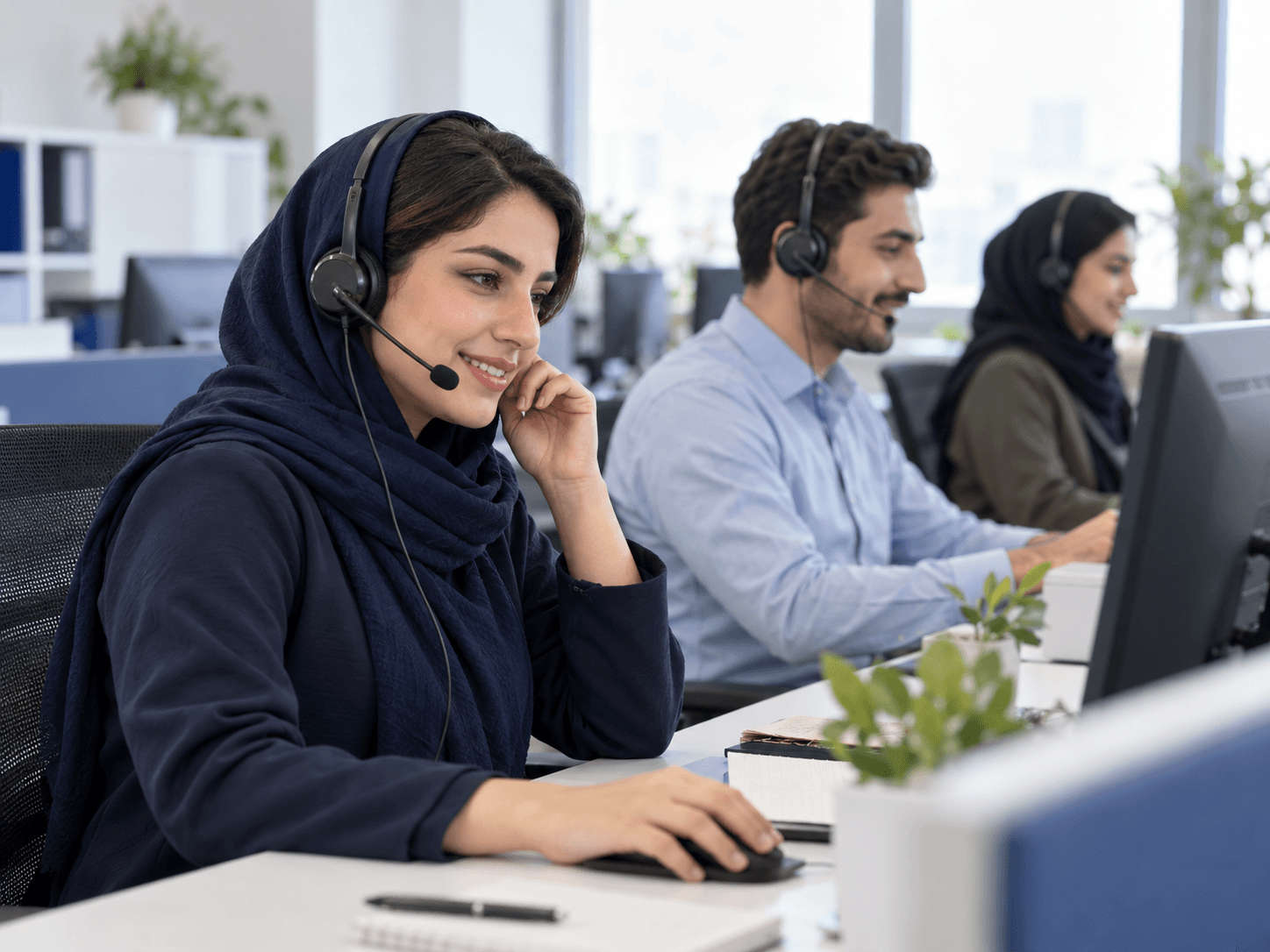 تصویر مفهومی تیم پشتیبانی در مرکز تماس